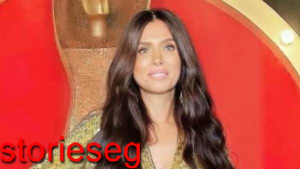 الفنانة دينا
